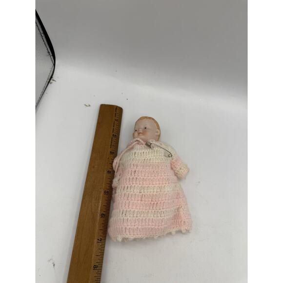 1979 Vintage Shackman Porcelain Doll Fully Jointed In Hand Crocheted Outfit - Picture 4 of 4